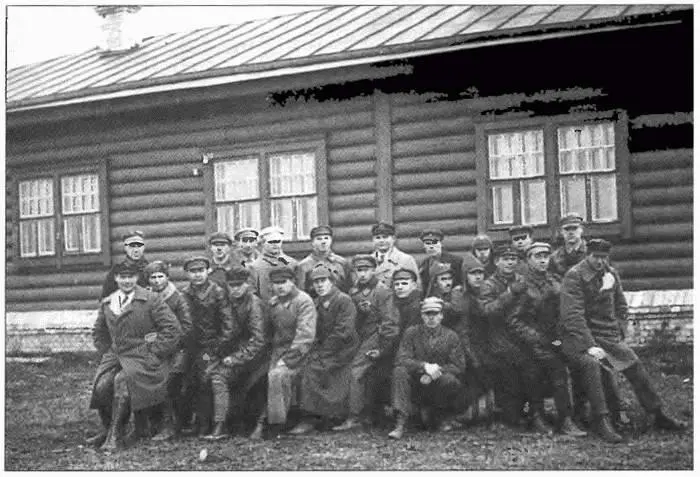 Группа советских военных летчиков во главе с Я И Алксниса в Липецке 1930 г - фото 90