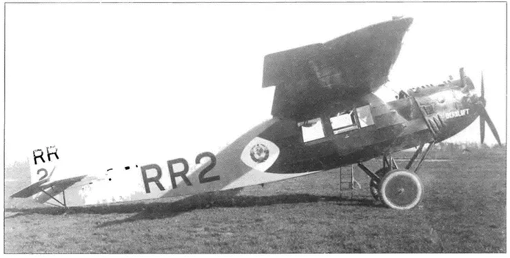 С 1925 г на линии появились усовершенствованные Фоккеры с измененным капотом - фото 97