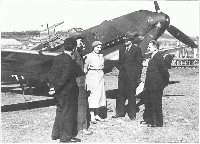 Советские авиационные специалисты после осмотра истребителя Bf 109Е Крайний - фото 108