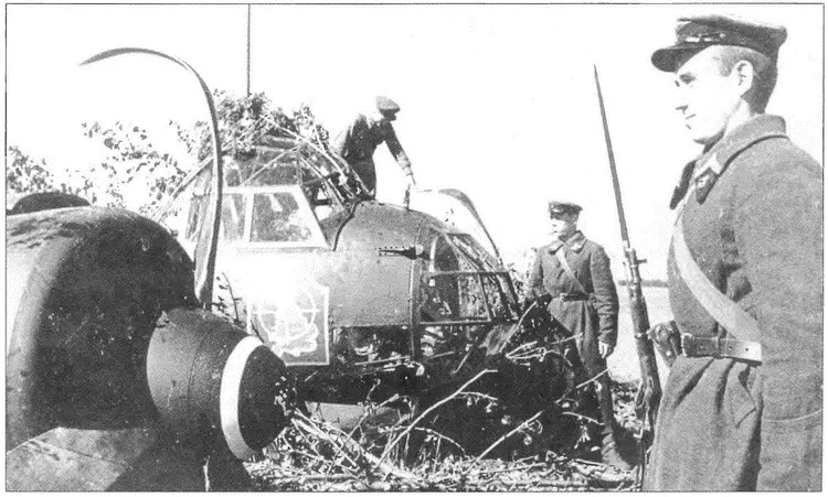 Ju 88A из группы IIKG54 на вынужденной посадке около Киева конец июня 1941 г - фото 124
