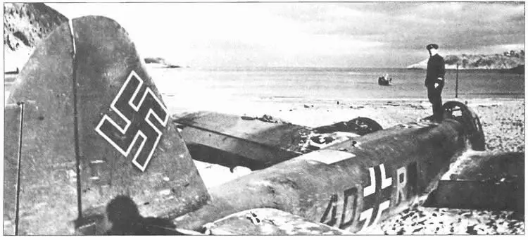 Ju 88A5 из отряда 5KG30 приземлившийся на вынужденную посадку на берегу - фото 125