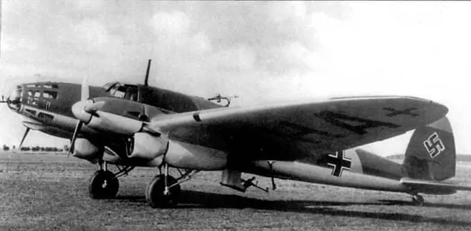 Снимок бомбардировщика Не111DI сделан на аэродроме в Германии в конце 1938 г - фото 30