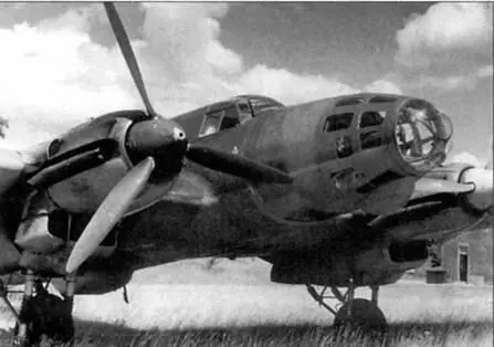 Не111Е на стоянке аэродрома люфтваффе во Франции 1940 г Эту машину - фото 36