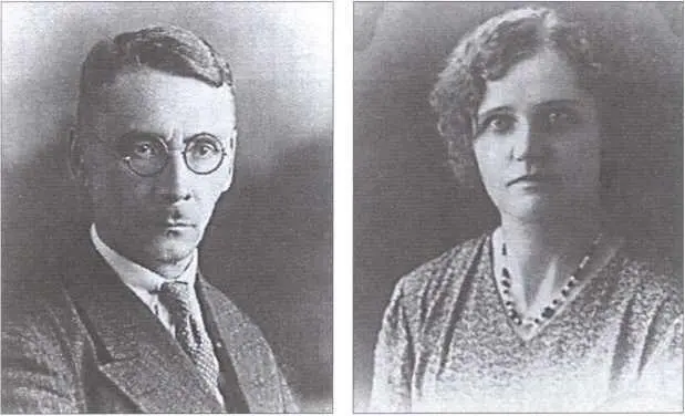 ВН Крылов и ЗВ Крылова в Харбине незадолго до возвращения в СССР 1934 г - фото 24