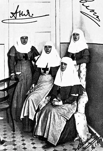 Великие княжны и Анна Вырубова в форме сестер милосердия 1914 г Я спросила - фото 3