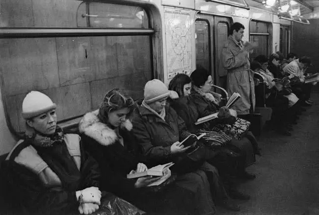 В метро читал не только я СССР был самой читающей страной в мире В редких - фото 35