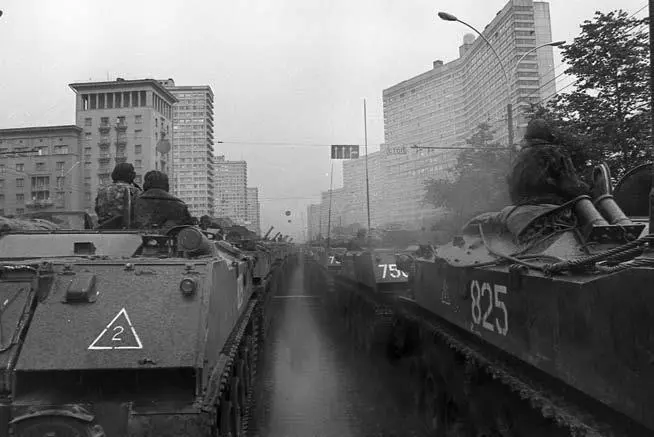Утро 19 августа 1991 войска входят в Москву по Калининскому проспекту В 11 - фото 41