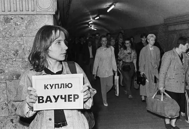 Скупка ваучеров велась повсюду в том числе и в метро За чаем юноша объяснил - фото 62