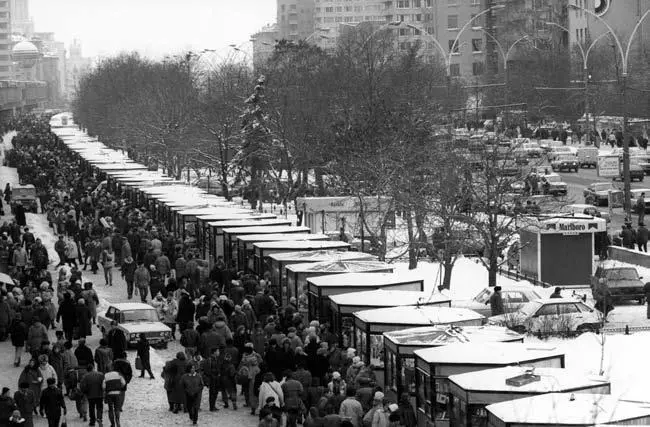 В одной из таких коммерческих палаток на Новом Арбате сбывал дублёнки и прочие - фото 65