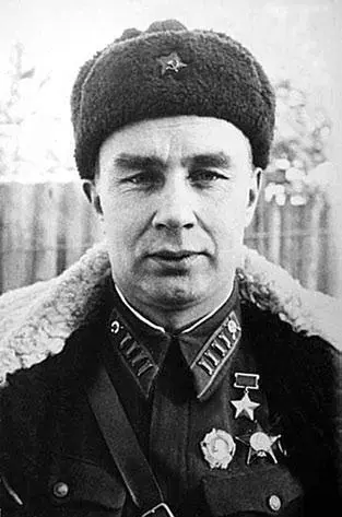 Командир 1й Гвардейской мотострелковой дивизии Герой Советского Союза - фото 12