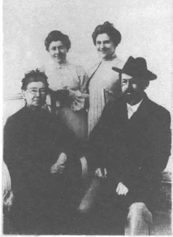 Е Я Чехова М П Чехова О Л КнипперЧехова А П Чехов 1902 г Ялта О - фото 91