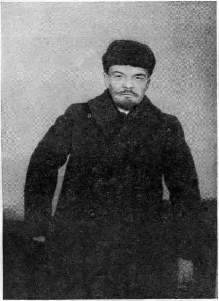 В И Ленин по окончании второго сеанса записи речей на пластинку 1919 г 23 - фото 78