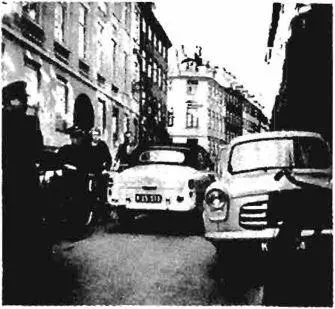 Old shopping streetinconvenient for cars and people are convenient for cars - фото 253