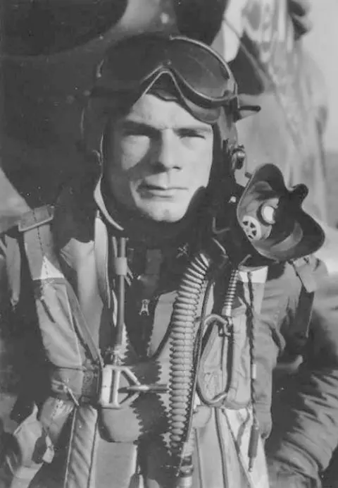 Joe Peterburs as a P51 fighter pilot His greatest day was when he shot down - фото 70