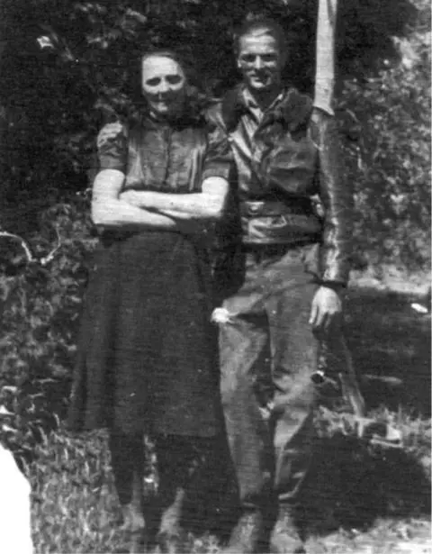 Unteroffizier Eduard Schallmoser with his mother after he parachuted out of his - фото 79
