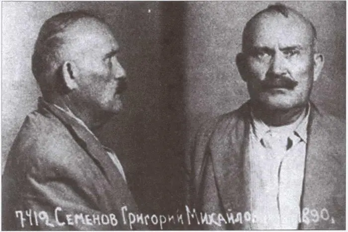 ГМ Семенов после ареста Советские солдаты на железнодорожном вокзале - фото 40