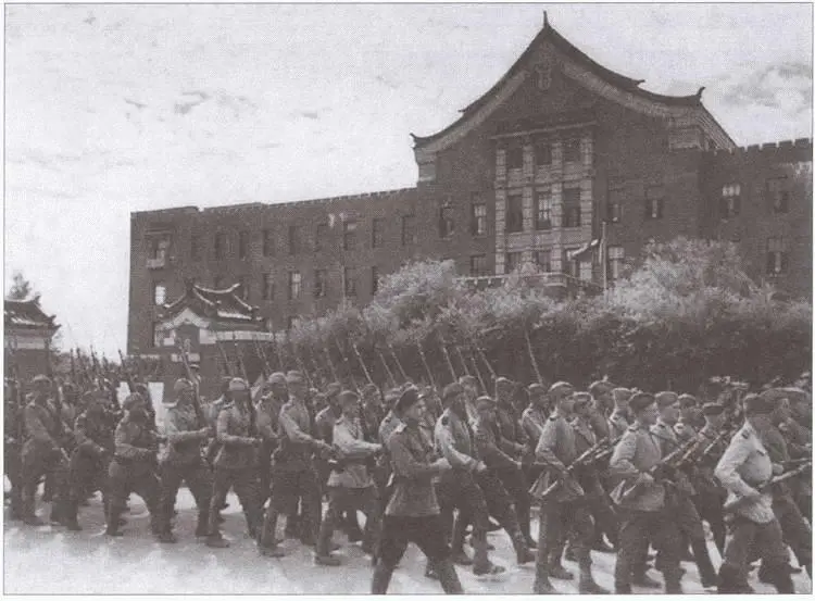 Советские войска в городе Чанчуне Маньчжурия 1945 г Примечания 1 Что - фото 42