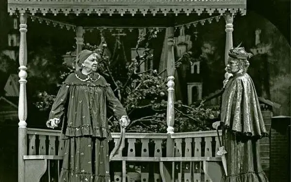 Народная артистка СССР Фаина Раневская в роли Филицаты слева и артистка - фото 15