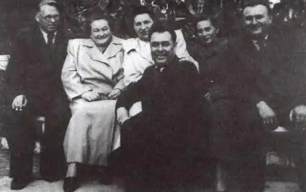 Группа отдыхающих санатория им Фабрициуса Справа налево помощник первого - фото 4
