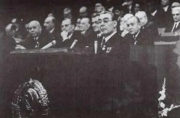 Брежнев выступает на торжественном заседании ЦК КПСС посвященном 50летию - фото 15