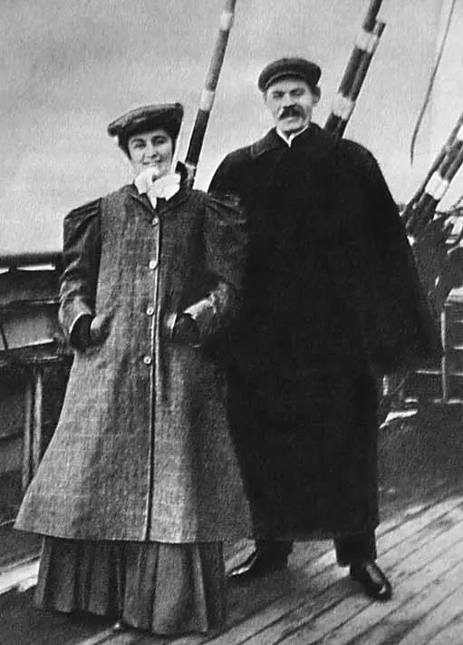 МФ Андреева и АМ Горький на палубе парохода на пути в США 1906 г АМ - фото 57
