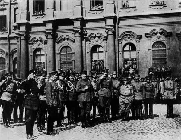АФ Керенский выступает перед офицерами и солдатами весна 1917 г Ленинский - фото 63