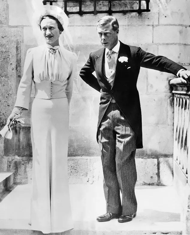 Уоллис Симпсон в свадебном платье 1937 год Но самое серьезное влияние на - фото 72