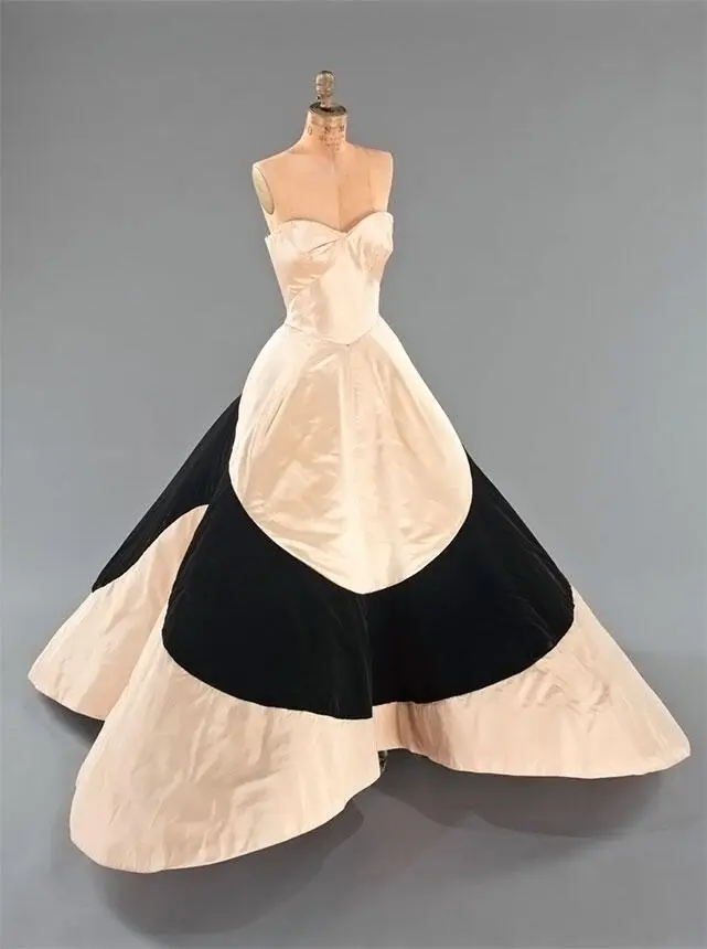 Пышное безупречно скроенное бальное платье с подолом в форме четырехлистного - фото 73