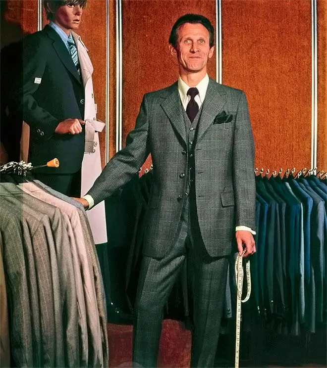 В магазине на СэвилРоу 1970е годы Обычно американский костюм имеет больший - фото 122