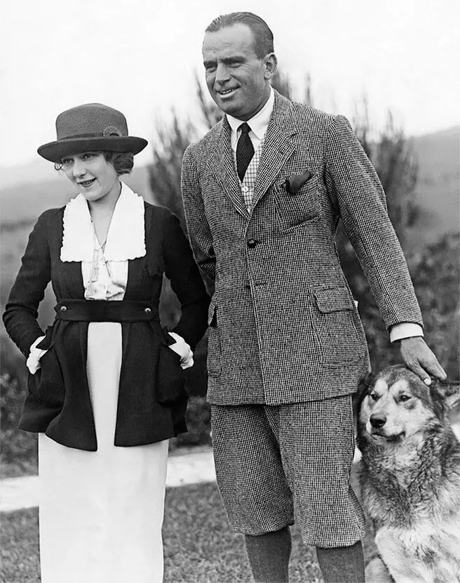 Мэри Пикфорд с Дугласом Фэрбенксомстаршим одетым в норфолкский пиджак 1920 - фото 123