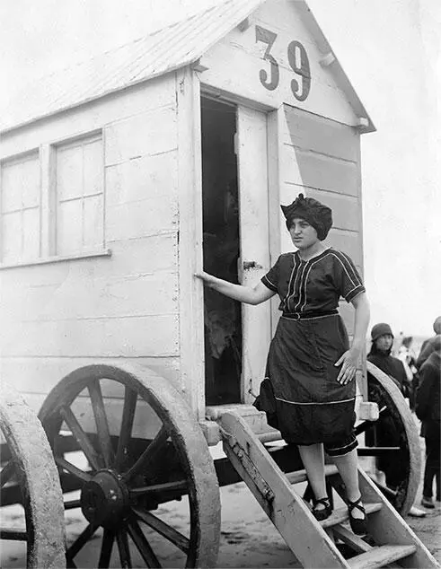 Купальная машина 1924 год По мере того как люди все больше внимания уделяли - фото 156