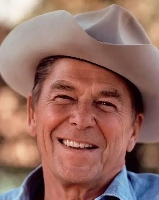 Рональд Рейган в ковбойской шляпе на своем РанчодельСьело 1976 год Сидящий - фото 186