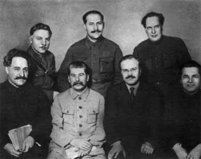 Орджоникидзе Сталин Молотов Киров сидят Ворошилов Каганович Куйбышев - фото 5