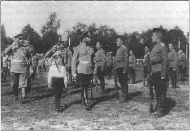 Император Николай II цесаревичем Алексеем инспектируют войска1913 г Поэтому - фото 61