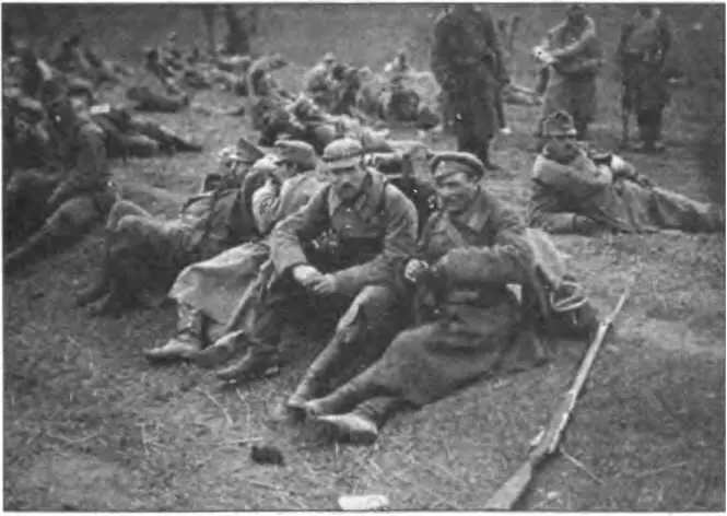 Галиция Русский конвоир и пленные австрийские и германские солдаты1914 г По - фото 69