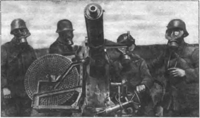 Немецкие солдаты в противогазах 1918 г В Англии тоже задумывались о - фото 89