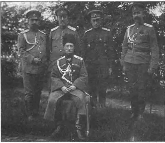 Главнокомандующий ЮгоЗападным фронтом А А Брусилов с офицерами штаба 1916 - фото 127