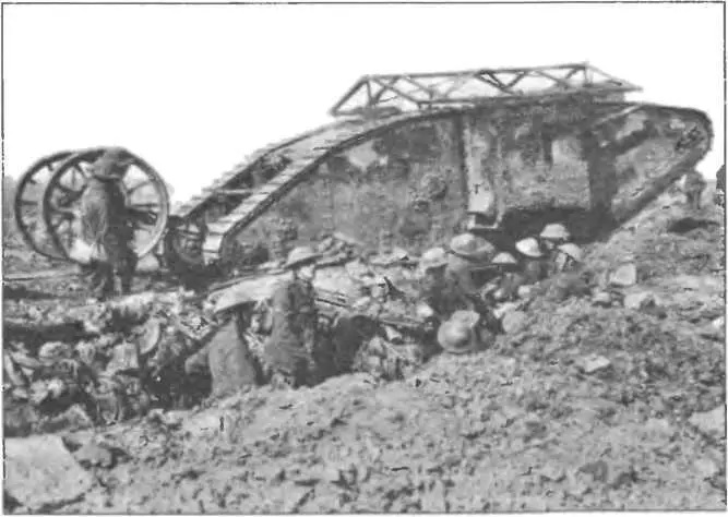 Британский танк MarkI 1916 г Все танки пойдут в атаку одновременно открыв - фото 131