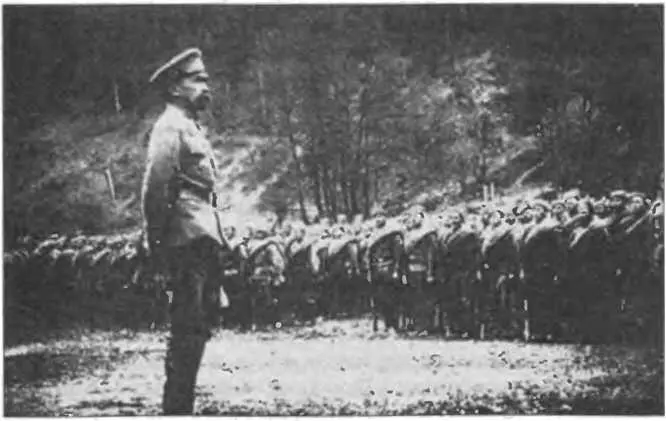 Генерал Л Г Корнилов выступает перед войсками 1917 г Новый военный министр - фото 147