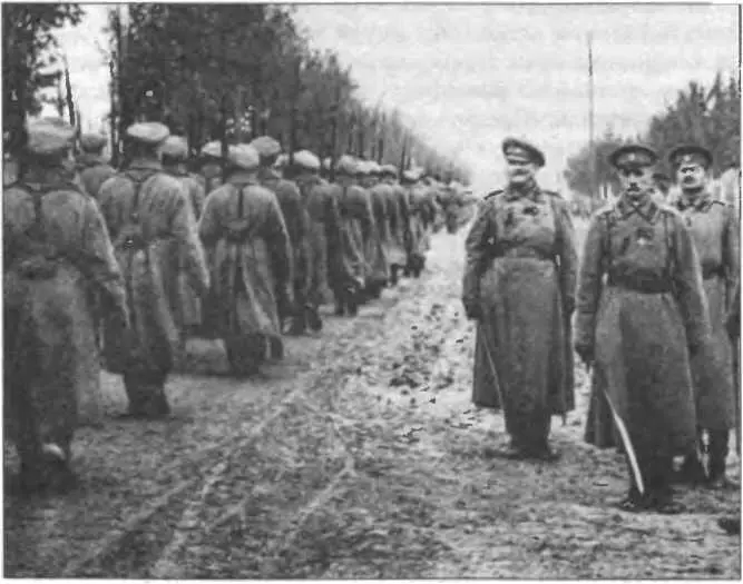 Русские войска во Франции Справа с шашкой генерал НА Лохвицкий 1916 г 11 - фото 149