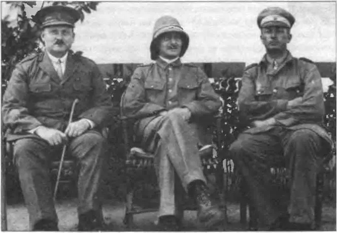 Пауль ЛеттовФорбек в центре с британскими офицерами 1919 г В ноябре 1917 - фото 167