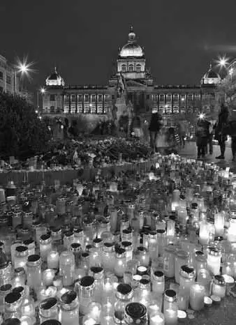 Тысяча свечей на Вацлавской площади в память о Вацлаве Гавеле Когда советская - фото 213