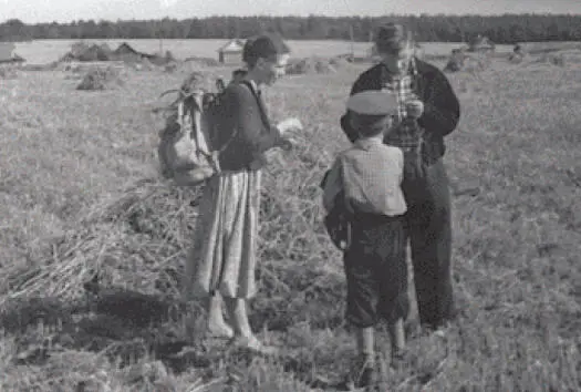 Игорь Валя и Юра под Москвой 1958 Очень важной частью нашего дохода были - фото 13