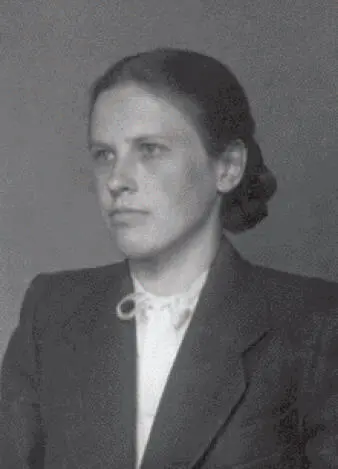 ВИ Зотикова в год когда она стала женой автора 1955 Здесьто я и обратил - фото 28