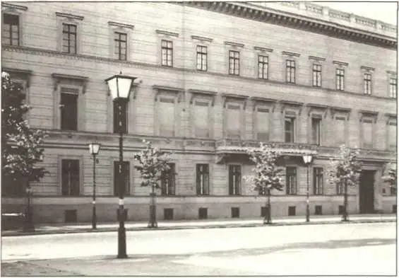 Здание посольства России в 1938 г По звучанию эта фамилия перекликается с - фото 110