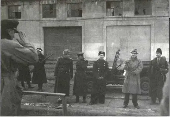 Советские солдаты и офицеры в Харбине 1947 г Сначала большинству коренного - фото 77