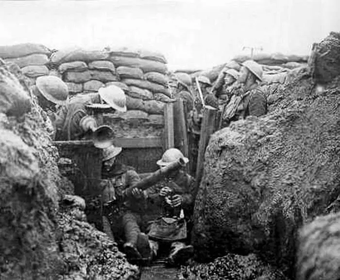 Окопы на Западном фронте На Рождество 1914 г британские войска во фронтовых - фото 1