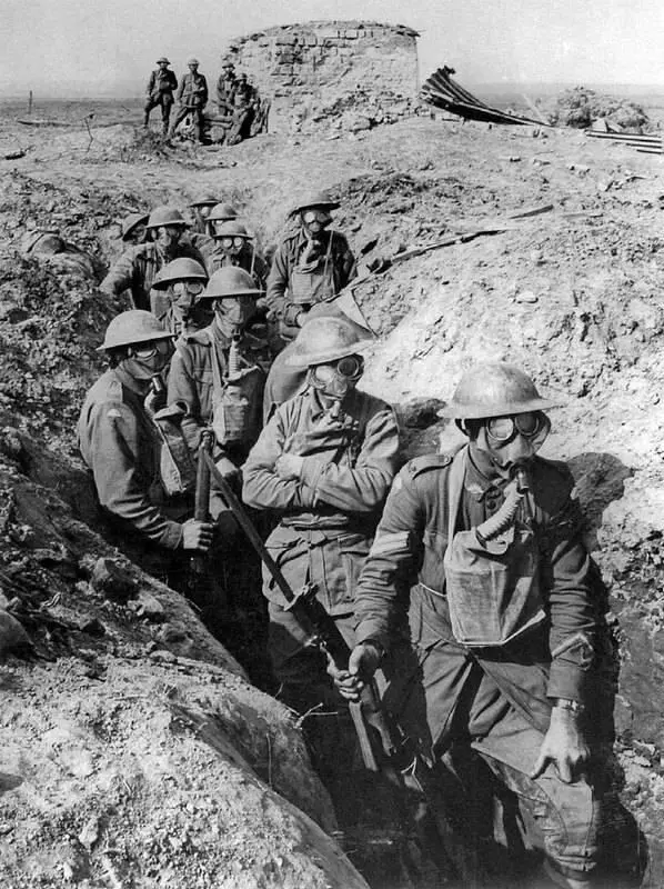 Австралийские солдаты в газовых масках 1917 г В сентябре 1915 г в битве при - фото 3