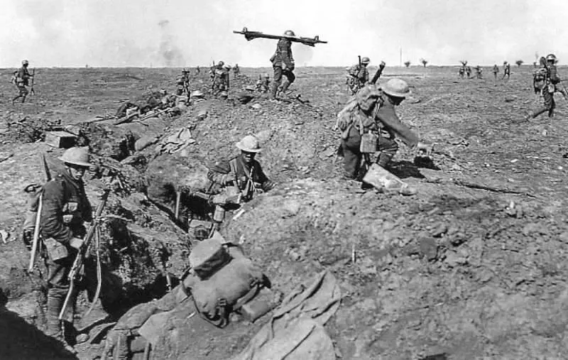 Наступление британской пехоты в битве при Сомме 25 сентября 1916 г Частично - фото 6