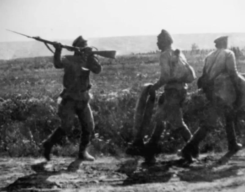 Русский солдат пытается остановить своих однополчандезертиров Лето 1917 г - фото 8